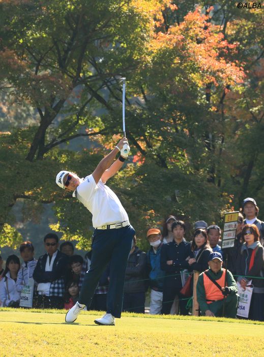 松山英樹、首位でサンデーバックナインへ