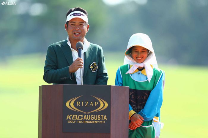 写真] 2017年 RIZAP KBCオーガスタ 池田勇太に優勝もたらした初の