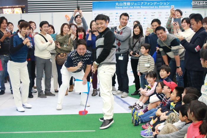 子どもたちの前でデモンストレーションを行う丸山