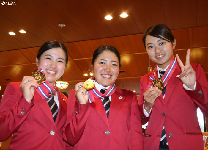 3年ぶりの優勝を果たした女子チーム 左から西村優菜、古江彩佳、安田祐香