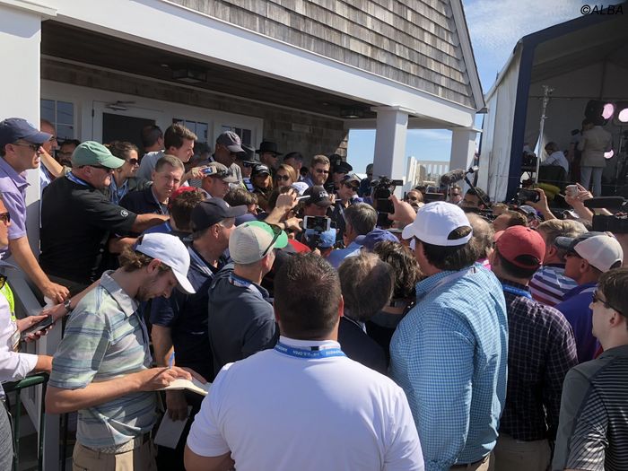 愚行の後、世界各国の記者に囲まれるミケルソン