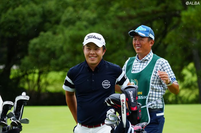 今野大喜が清水キャディとともに首位発進!