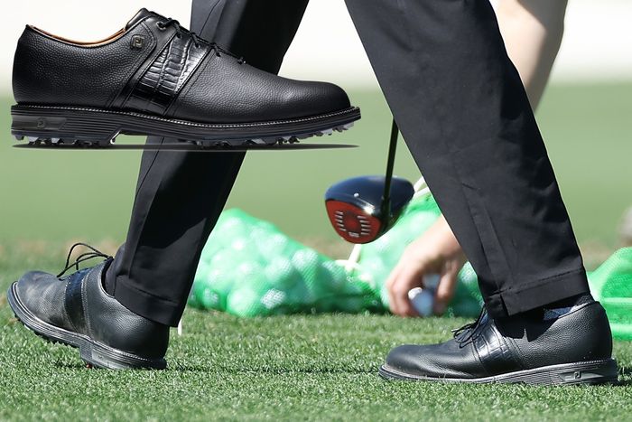 写真] マスターズ練習日、タイガーがまさかのフットジョイ『プレミア