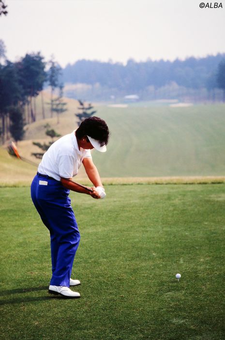 写真] 日本人初の米賞金女王！ 岡本綾子のスイングは“止まらない”から