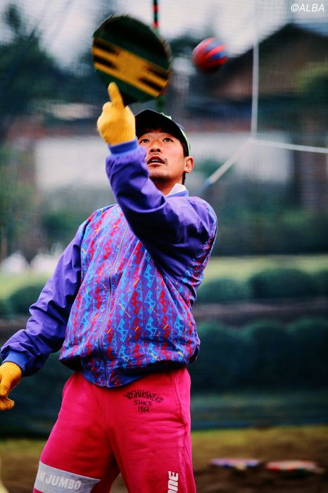 写真] 令和でも参考になるジャンボ尾崎の飛ばしテク！ 左手で“押し込む