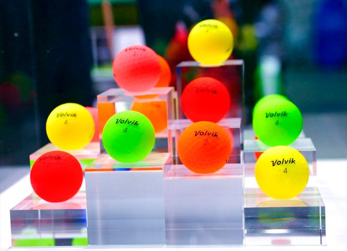 ジャパンゴルフフェアでもカラフルなボールが目立っていた