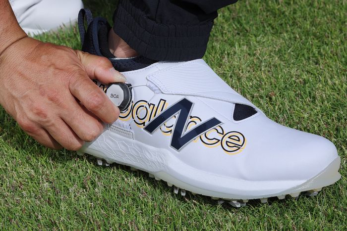 BOA®＋ラップ構造のニューバランス「UGB2500」ならしっかりと