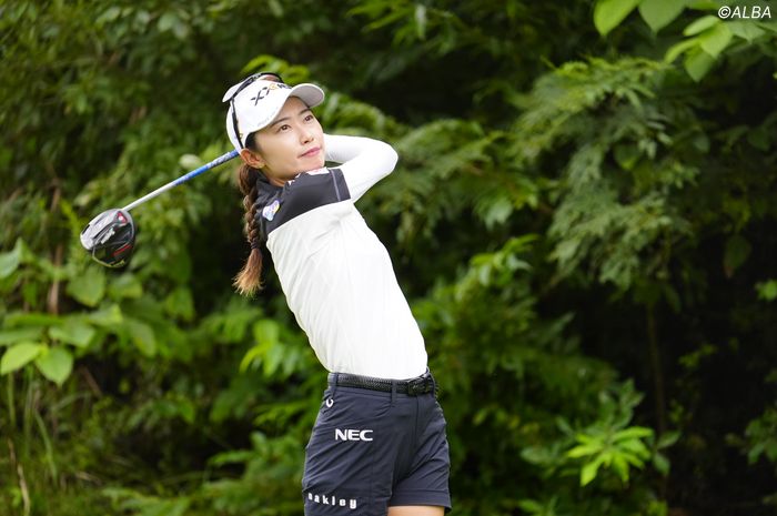 写真] 2024年 ミヤギテレビ杯ダンロップ女子オープン プロ初Vの安田