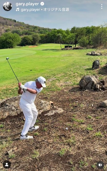90歳のレジェンド、ゲーリー・プレーヤーが土の上からUTでクリーンに