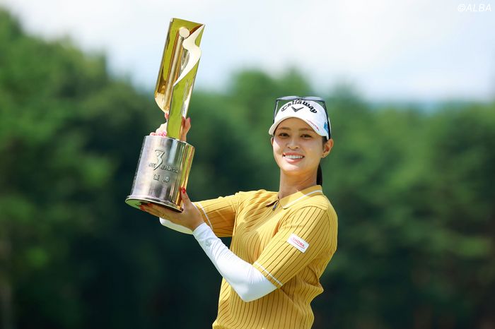 柏原明日架が涙の6年ぶり3勝目「初めて父の目の前で優勝を…」 ルーキー