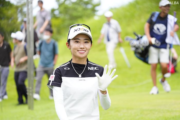 写真] 2024年 ミヤギテレビ杯ダンロップ女子オープン プロ初Vの安田