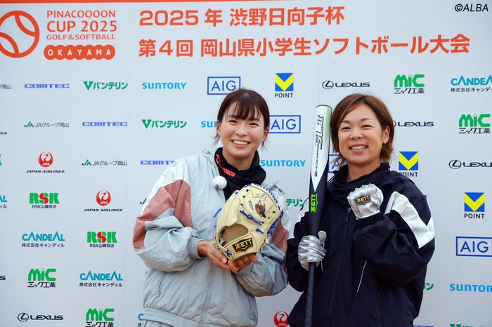 渋野日向子が金メダリストに初のホームラン被弾 主催するソフトボール