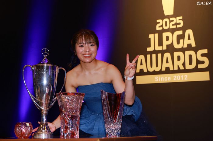 個人3冠の佐久間朱莉は豪華ドレスで登場 師匠・ジャンボからの“ムチ”が