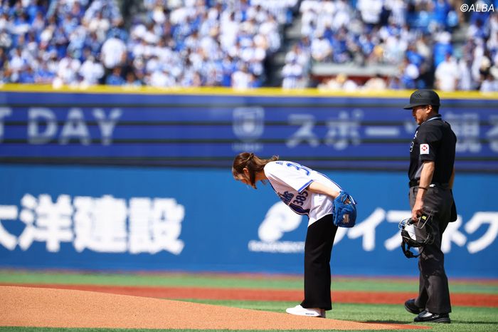 写真] 都玲華が始球式に登場 “ノーバン”ならず「ダフり、引っかけOB