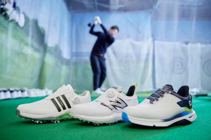 左からアディダス〈ツアー360〉、ニューバランス〈UGB2500v4〉、フットジョイ〈PRO/SLX〉
