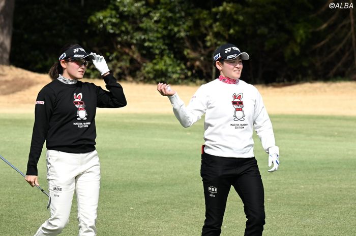 岩井明愛&千怜がワイキキの人気Tシャツショップを訪問 階段で撮影した