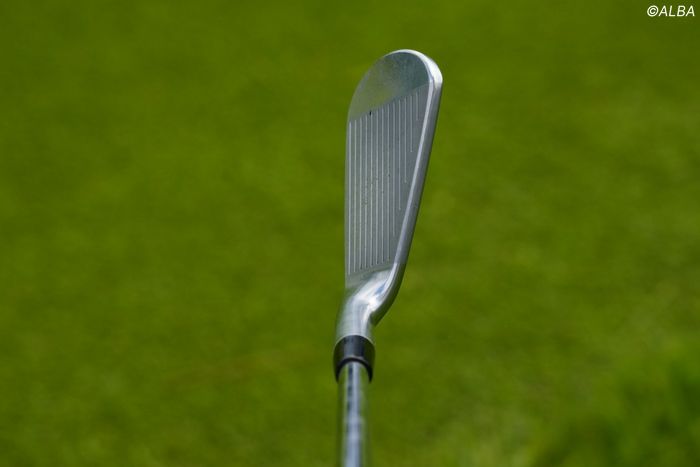 写真] 岩井姉妹はどちらも6番アイアン2本入り！ 使用モデルも一緒だが