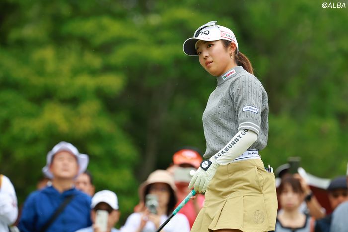 初の年間女王を狙う佐久間朱莉はトータル6アンダーで決勝ラウンドへ