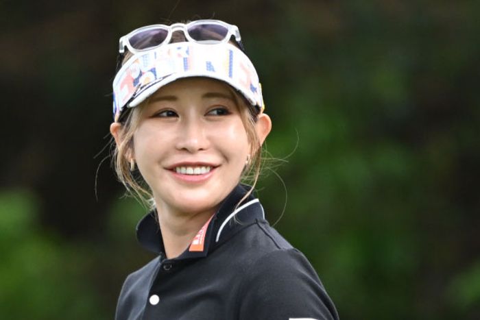 その色のニット顔に似合ってない」地元のギャル仲間の指摘に金田久美子