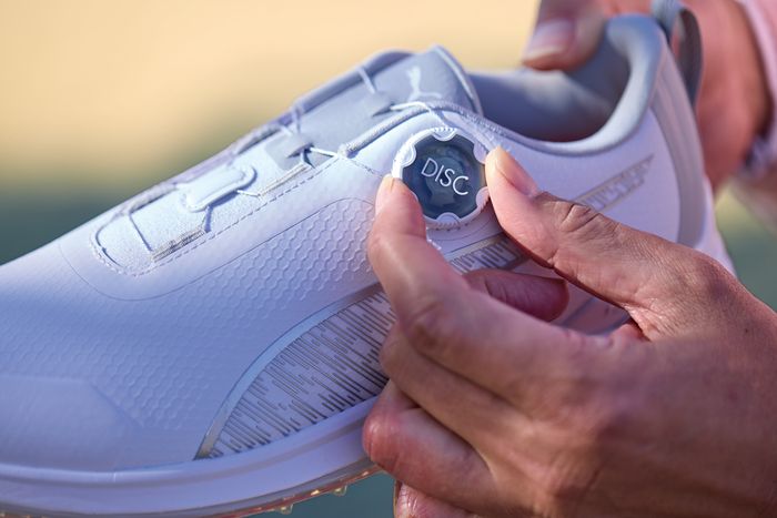 日本人の足にしっくりくるフィット性を追求した軽量スパイクレスの決定