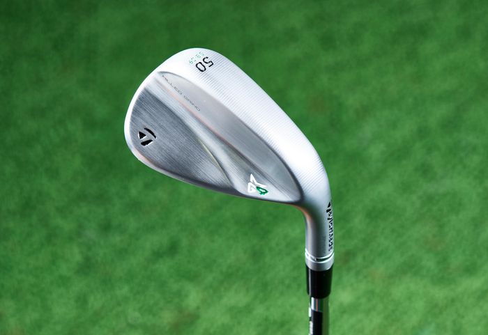 喰い付き抜群のノーメッキフェースで、どんなライでもスピンが効く