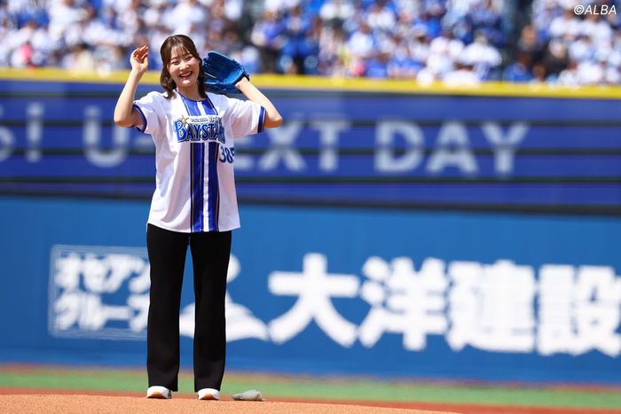都玲華が始球式に登場 “ノーバン”ならず「ダフり、引っかけOBみたいな