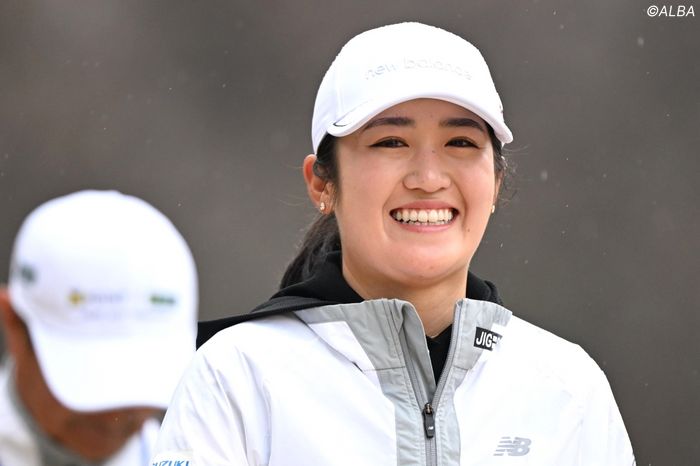 派手な仮装をした稲見萌寧がマネジャーの誕生日をサプライズで祝福