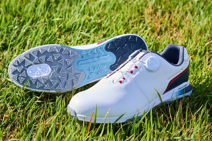 グリップ力もフィット感も進化！ 強く踏めて叩ける最新『スパイクレス