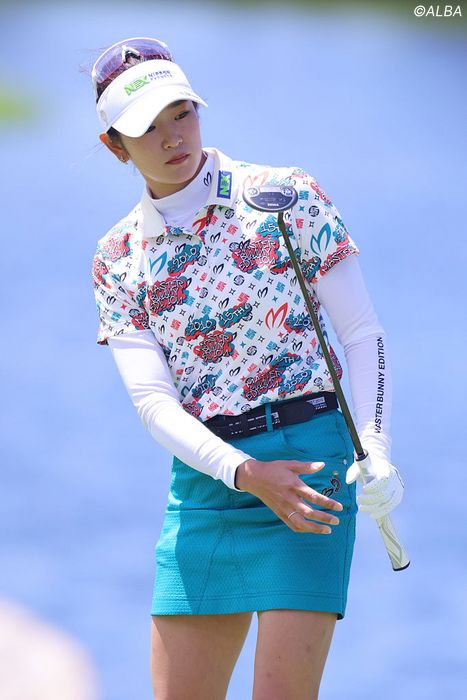 写真] 身長173cmのモデル級スタイル！ 原英莉花の“脚長すぎる”スカート