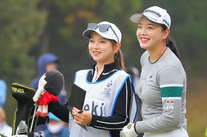 姉・ユウティンのキャディを務めるセキ・ユウリ(2022年 TOTOジャパンクラシック)