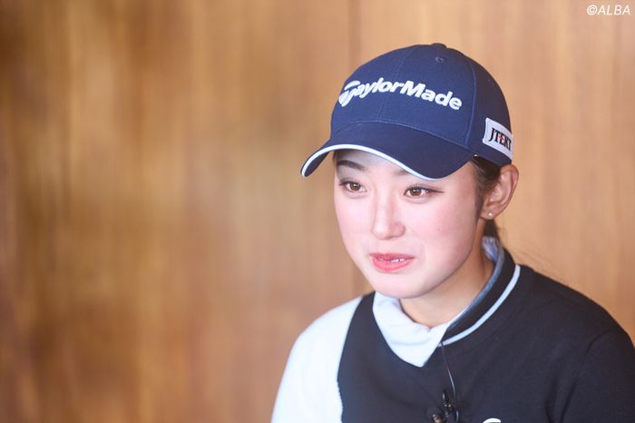 写真] 話題の女子高生プロ 清本美波のお手本スイングは「身長が同じ