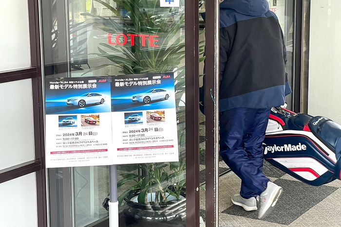 さまざまなゴルファーたちが集う、ゴルフ練習場で開催された最新モデル特別展示会