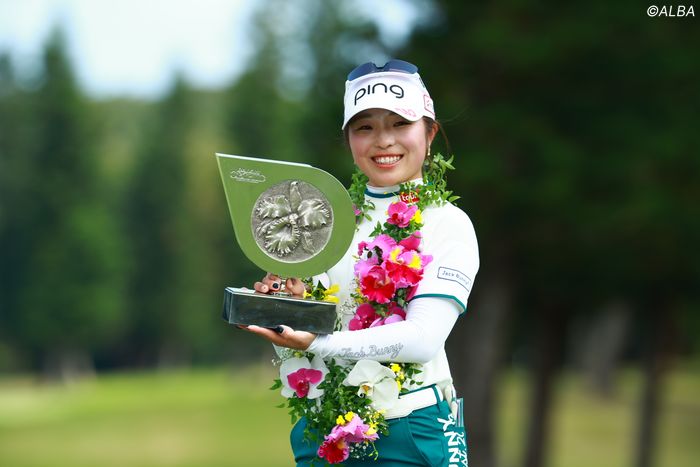 女王・佐久間朱莉が逃げ切りで開幕戦V「ジャンボさんに届けたい」 小祝