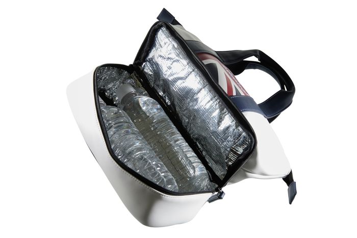 底部分にはペットボトルが2本収まる保冷機能付きポケットを搭載