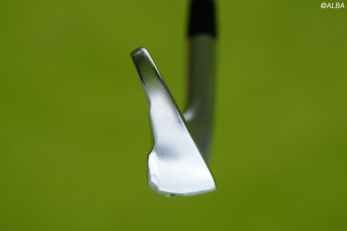 写真] 今季初優勝の山下美夢有が愛用するアイアンは、なぜソールの