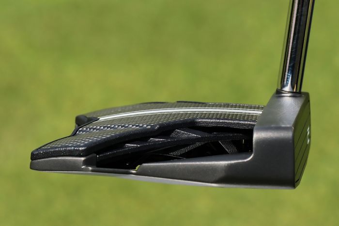 ヘッド内部に見える複雑な構造のパーツが「3Dプリンテッドカートリッジ」。ヘッドごとに最適化された形状で、高慣性モーメント化と打感や打球音などの調整に役立っている