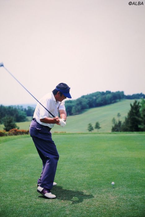 写真] ジャンボ尾崎はピッチャーのヒジの使い方でスピードを出し