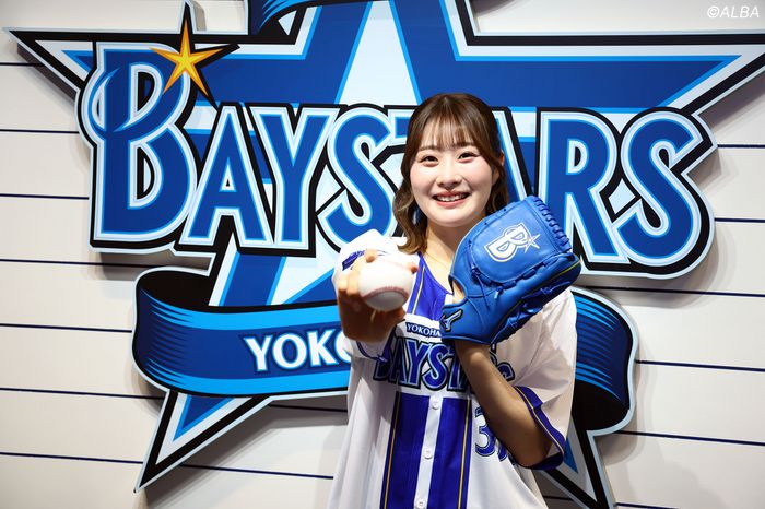 写真] 都玲華が始球式に登場 “ノーバン”ならず「ダフり、引っかけOB