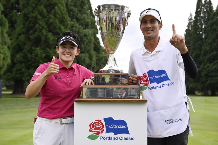 明愛と掲げたうれしい初優勝 チーム岩井にはキャディが2人「優勝する