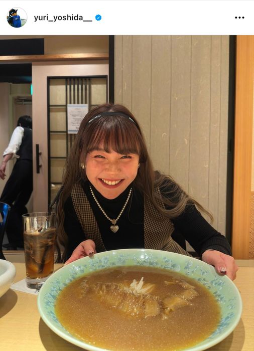 特大のフカヒレをもって嬉しそうな吉田優利【写真:吉田優利のInstagram(@yuri_yoshida__)より】