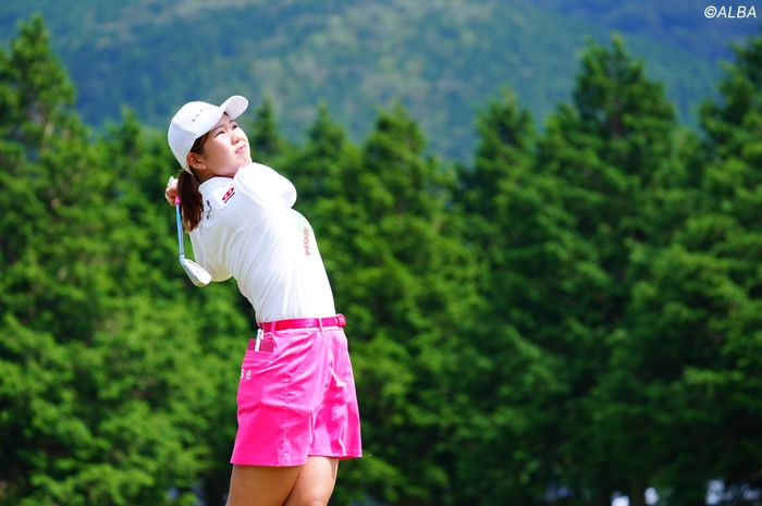 櫻井心那が2年ぶりVへ単独首位で最終日へ 鈴木愛が1打差2位、入谷響は3