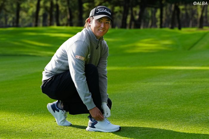 ゴルフファー 前週優勝の金子駆大がフットジョイの“SL”らしきモデルを早速テスト