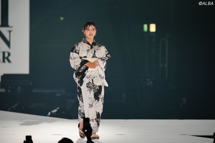 ランウェイはもはや“恒例行事” 臼井麗香が関コレ3度目で魅せた浴衣姿