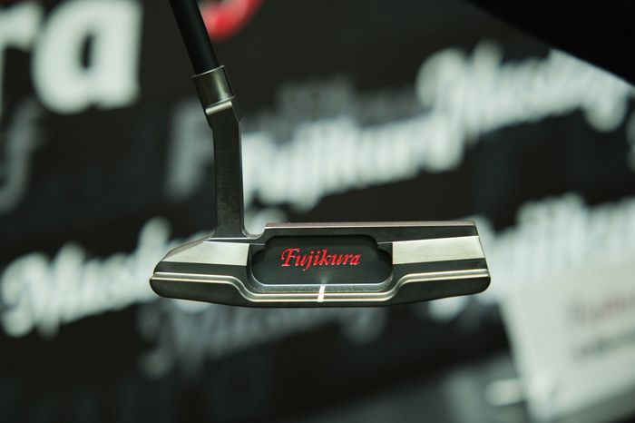 写真] マスダゴルフとフジクラのコラボが実現 JGFで“漆黒”パターを発表