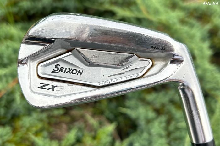 写真] 「私は”鉛女子”です」と語る都玲華 ドライバーヘッドに鉛を5枚も