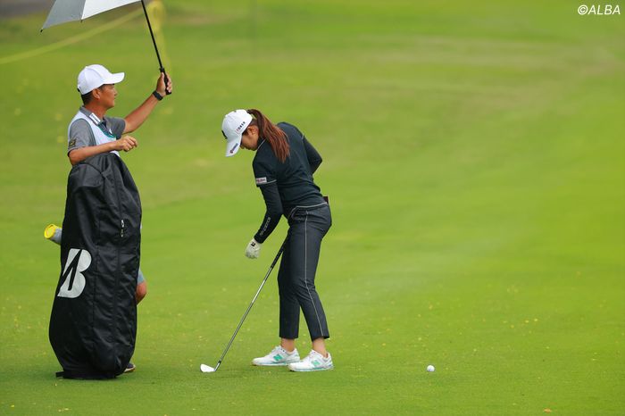 昨年6月の「宮里藍 サントリーレディス」初日。クラブを握らずに体の動きをチェックする稲見。しかし、「78」「74」のトータル8オーバーと振るわず、開幕13試合で6回目の予選落ちを喫した