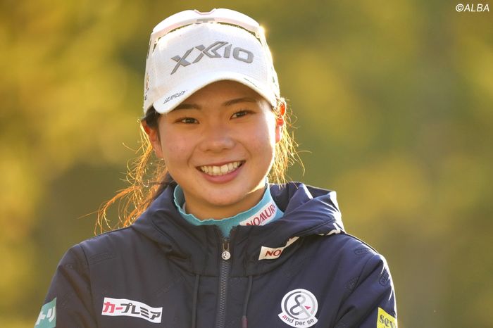 菅楓華の初優勝を同期の仲間たちが祝福 つい写真に夢中になりすぎて