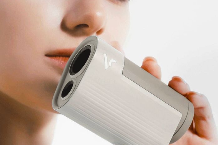 【製品の特長】1.スタイリッシュなデザイン/Voice Caddieの製品は他社製品と比較してもわかる通り、デザイン性が高い。FITも今までのレーザー距離計とは打って変わって、落ち着いた大人の雰囲気を感じさせるスタイリッシュなデザインとなっている。