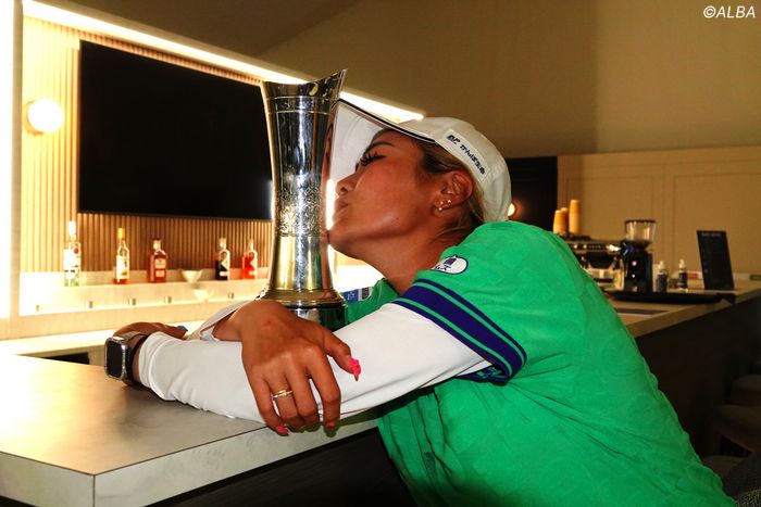 写真] メジャー優勝を手繰り寄せた“窮地からの一打” 桑木志帆が酔った