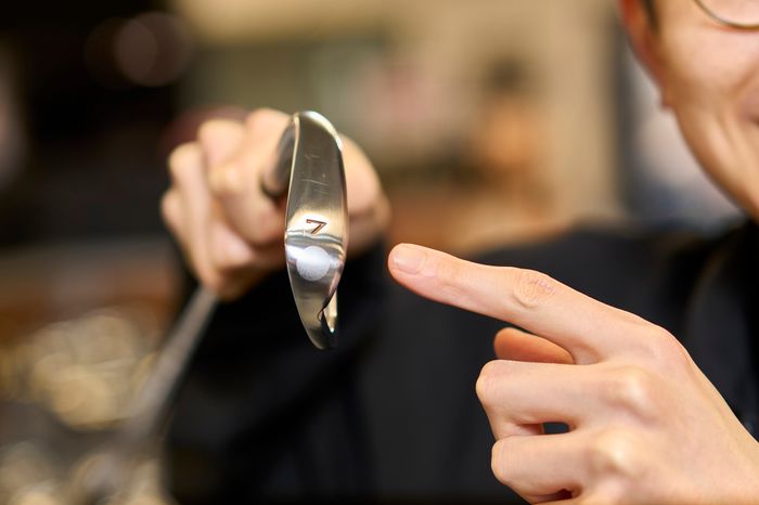 最新モデルはヘッド構造に一工夫。タングステンを内蔵するなど、フィーリングの良さを残しつつ、寛容性や飛距離性能を高めている